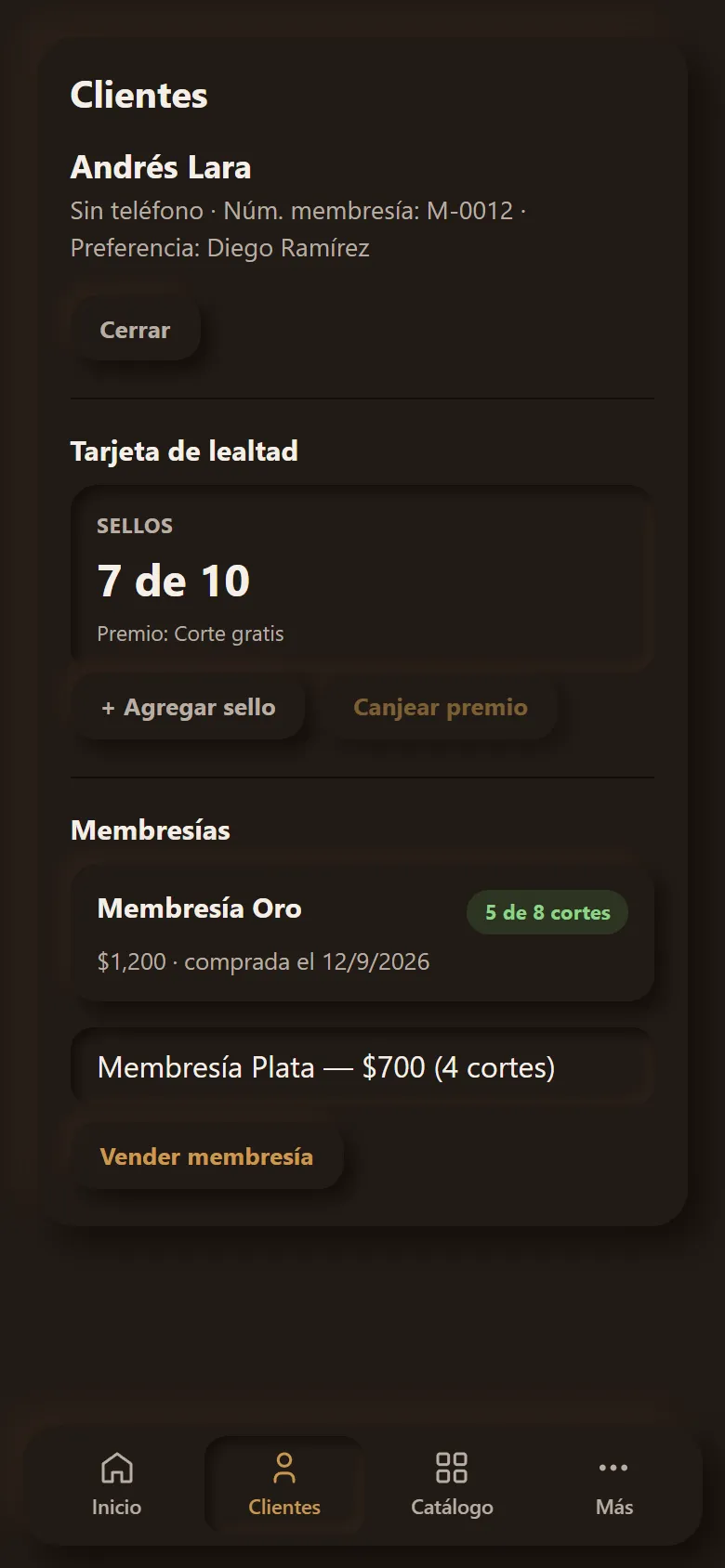 Ficha de cliente con tarjeta de lealtad y membresía, con datos de ejemplo